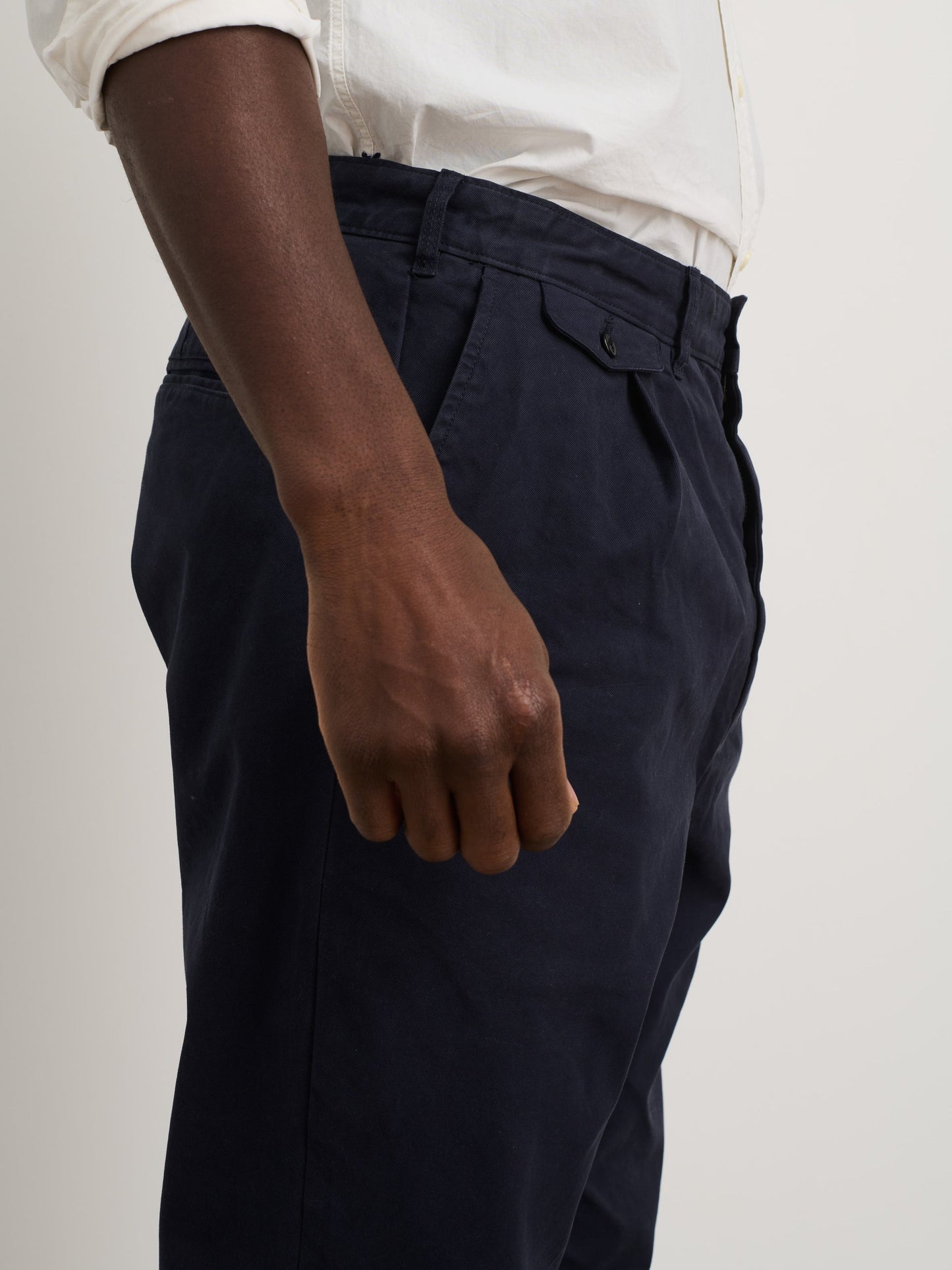 Alex Mill Standard Pleated Pant in Chino Dark Navy