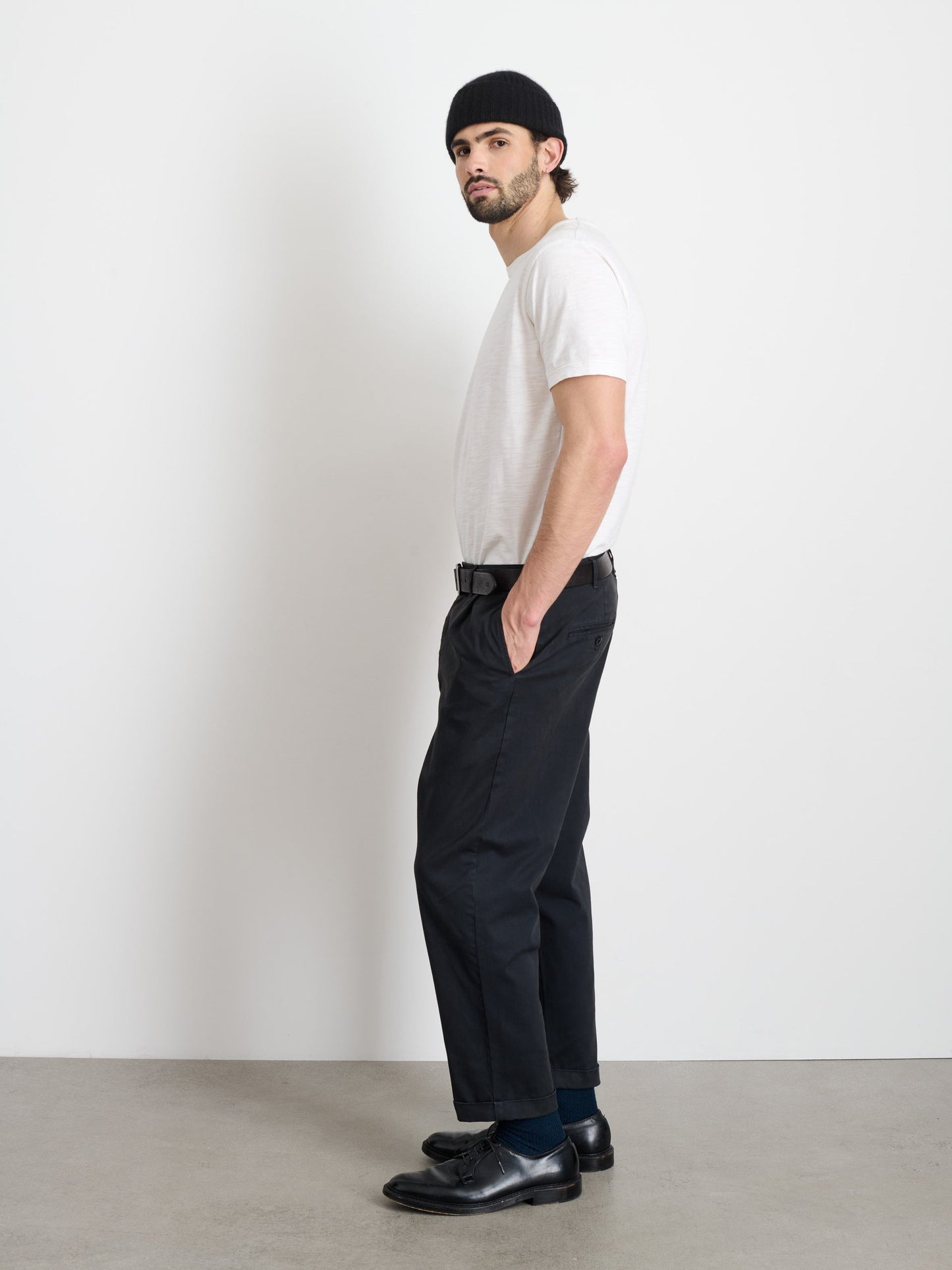 Alex Mill Standard Pleated Pant in Chino Black