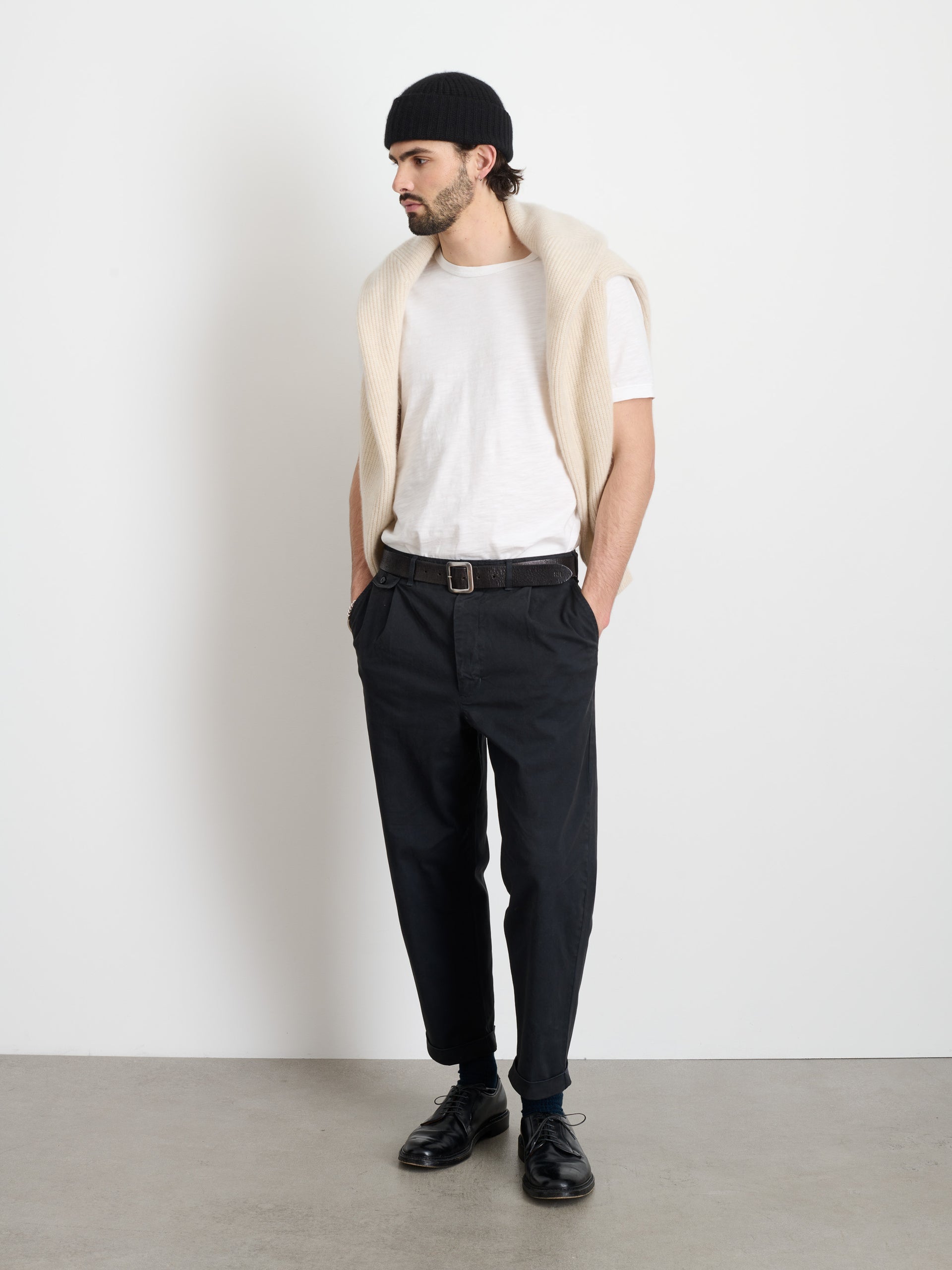 Alex Mill Standard Pleated Pant in Chino Black