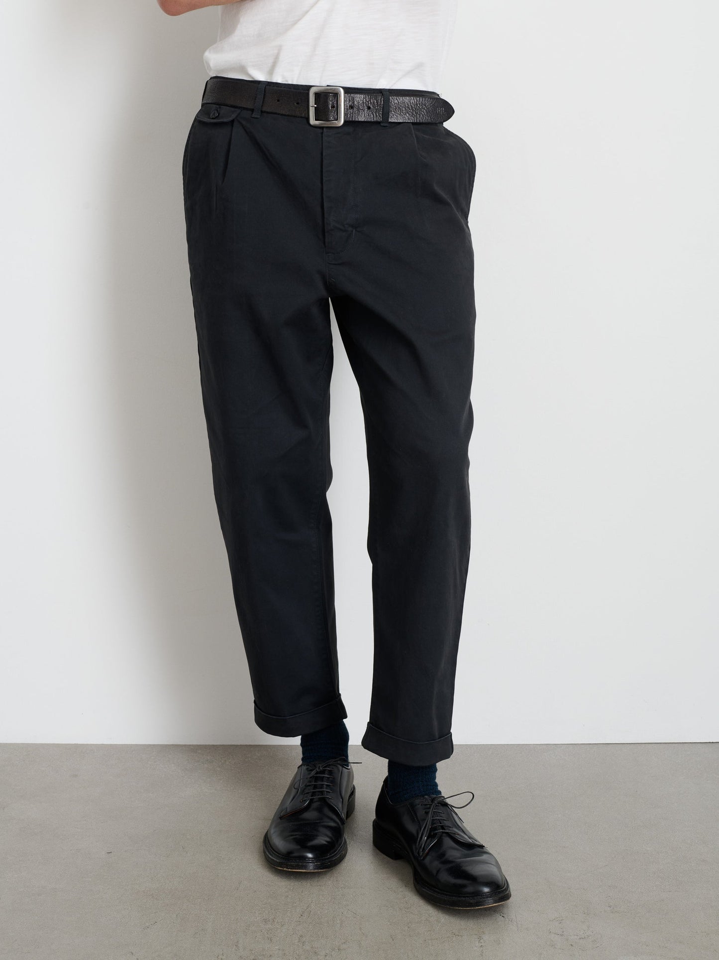 Alex Mill Standard Pleated Pant in Chino Black