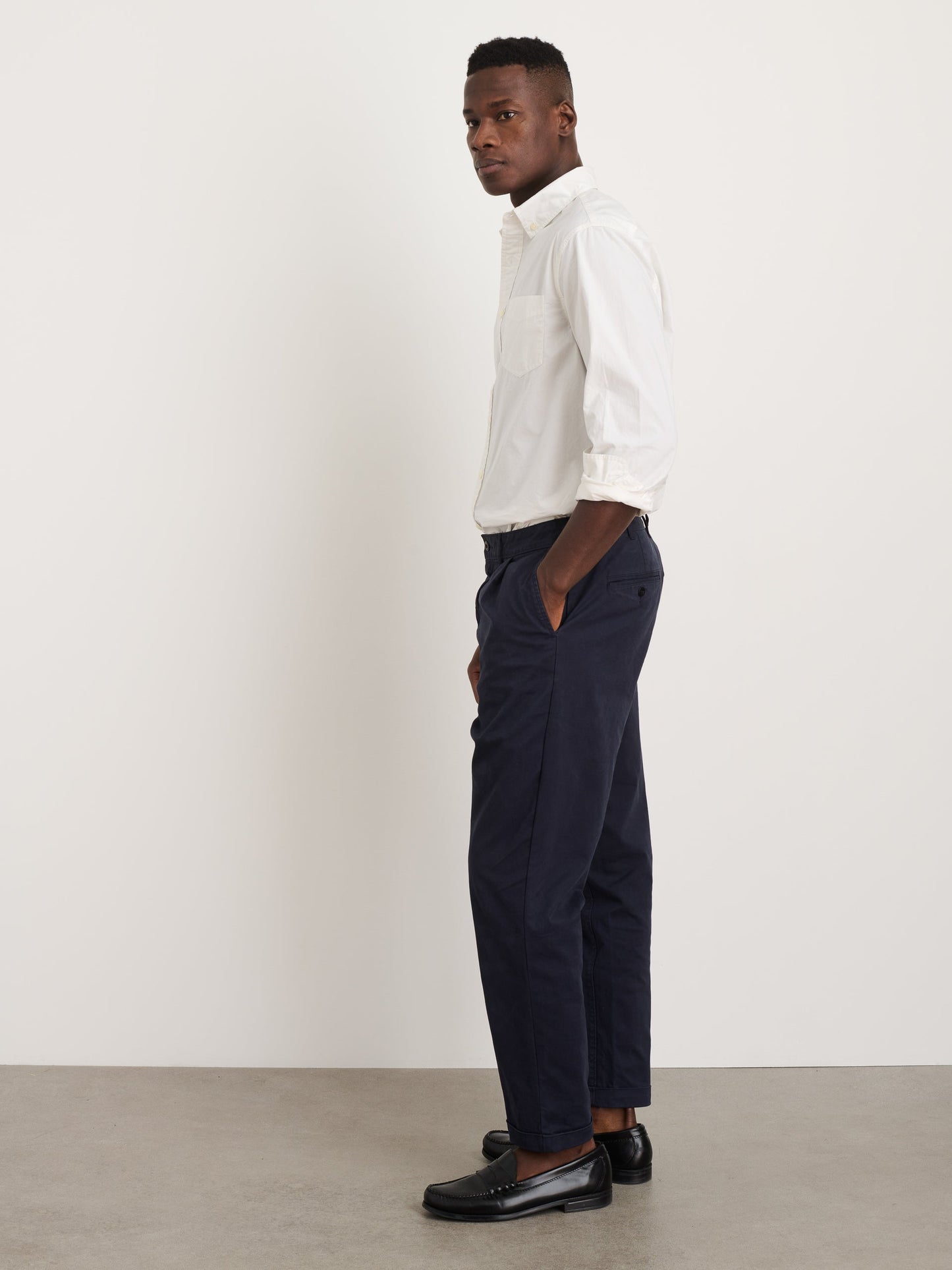 Alex Mill Standard Pleated Pant in Chino Dark Navy