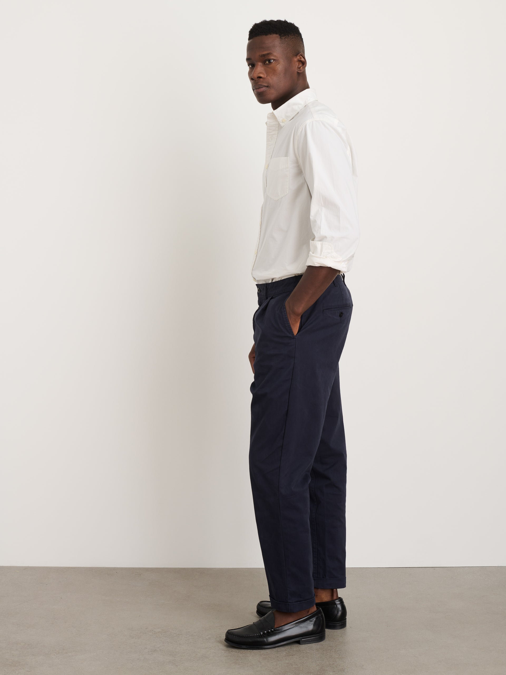 Alex Mill Standard Pleated Pant in Chino Dark Navy