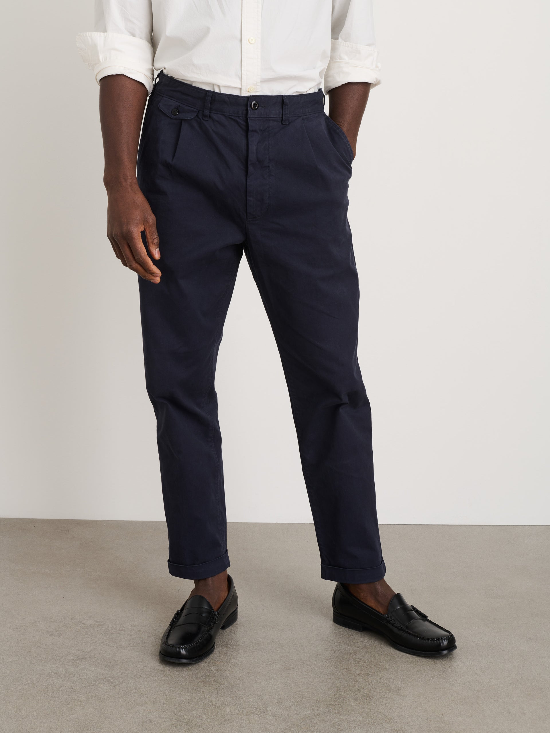 Alex Mill Standard Pleated Pant in Chino Dark Navy