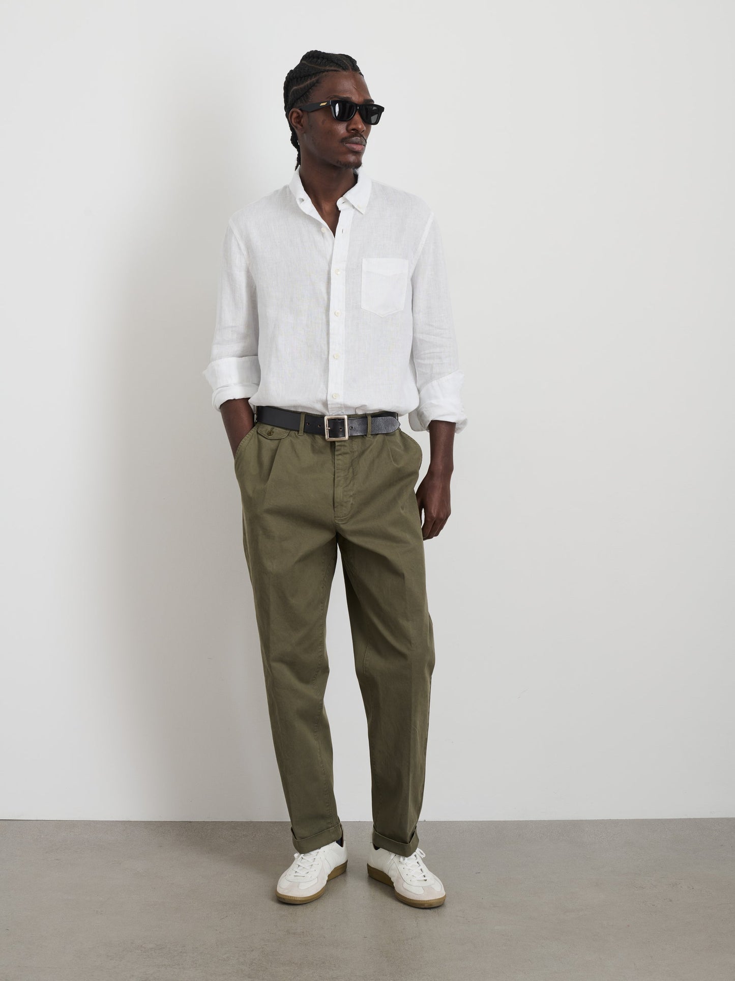 Alex Mill Standard Pleated Pant in Chino Olive Grey