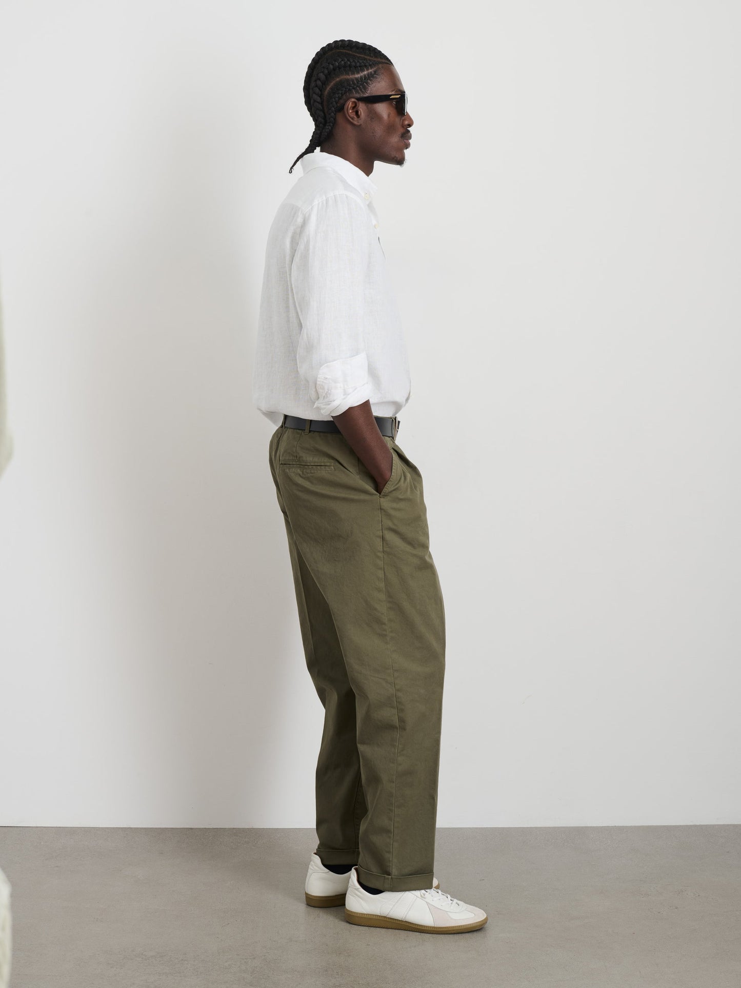 Alex Mill Standard Pleated Pant in Chino Olive Grey