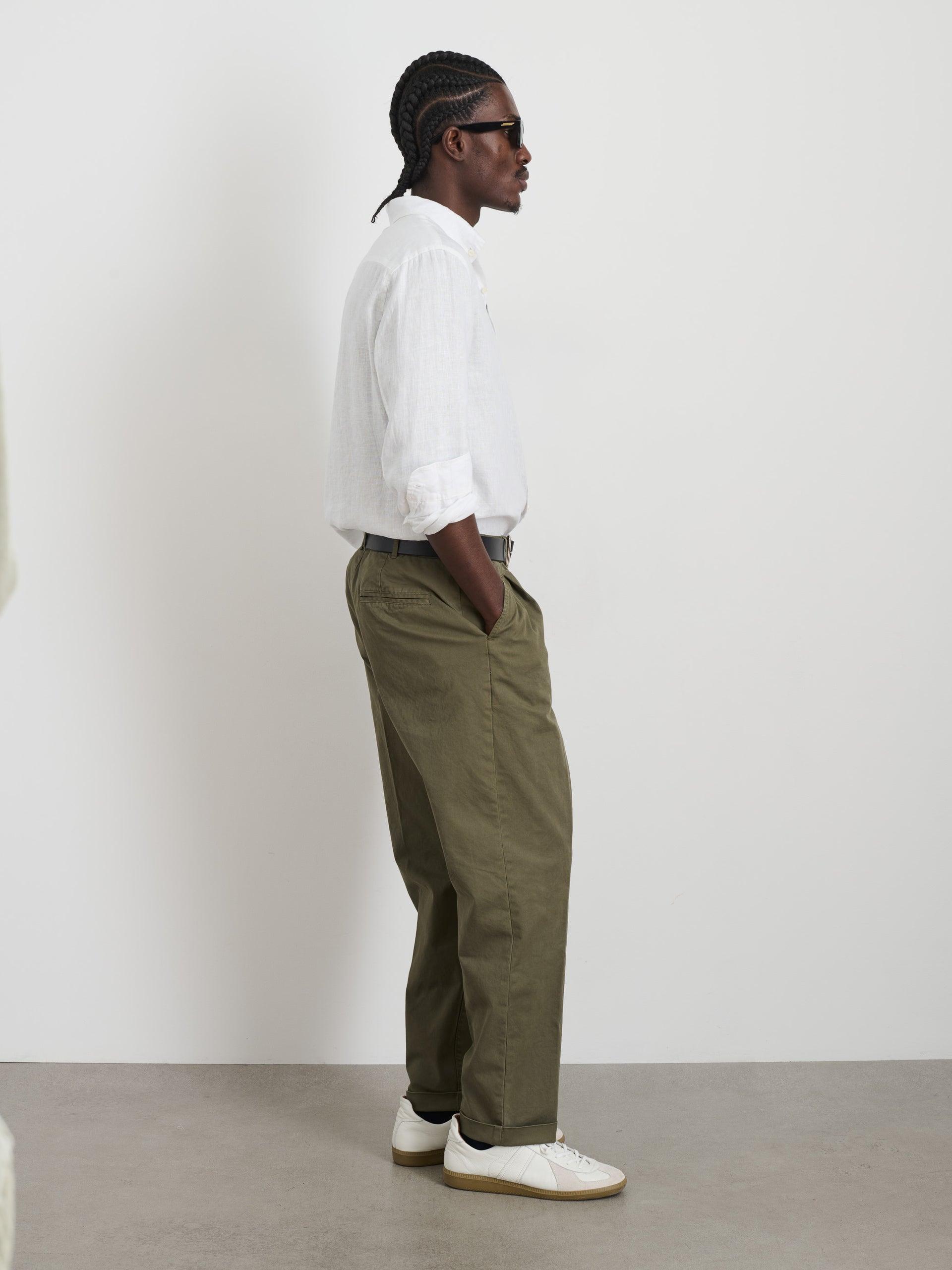 Alex Mill Standard Pleated Pant in Chino Olive Grey