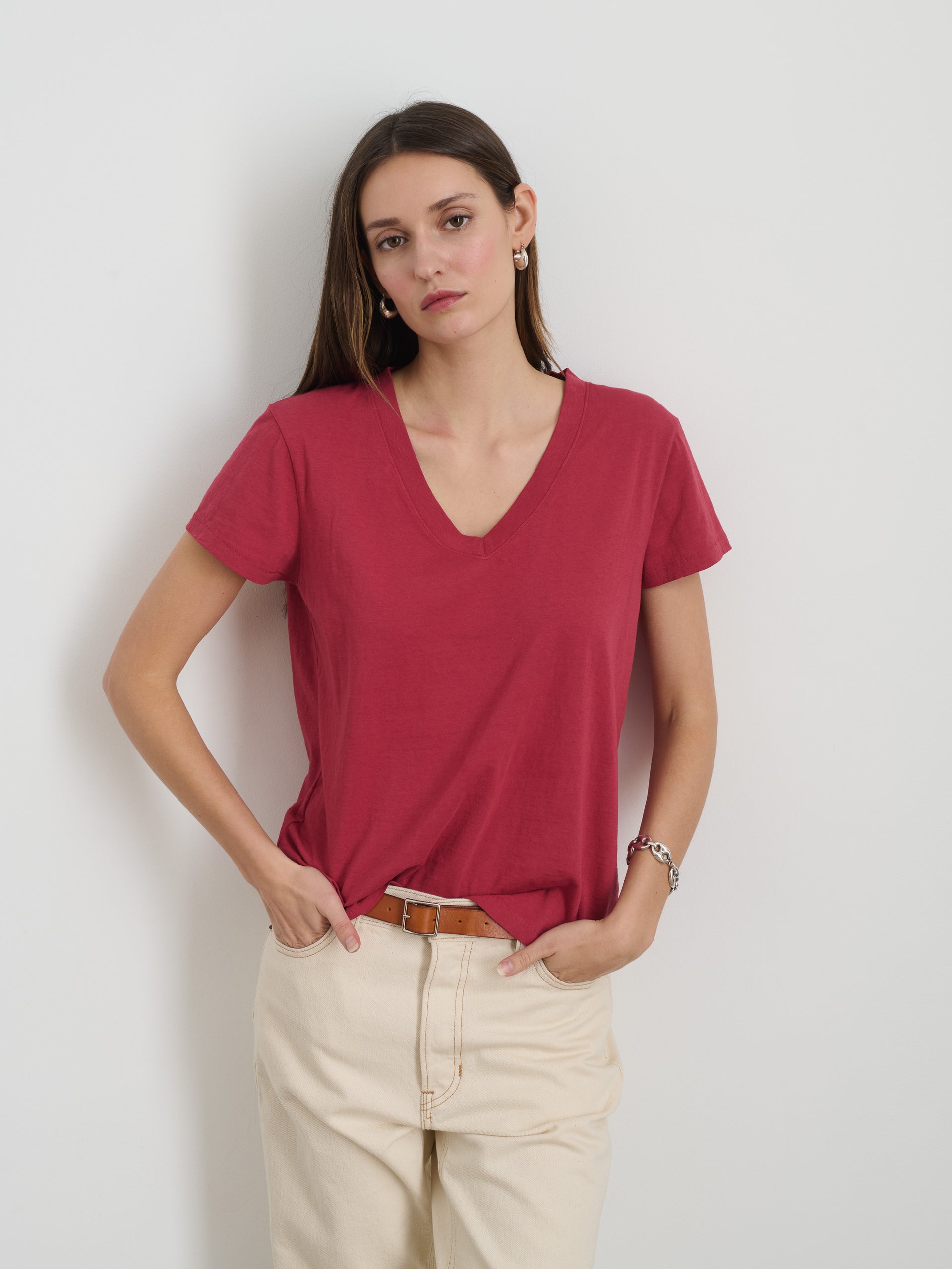 Alex Mill Elliott V Neck Tee in Cotton Cranberry
