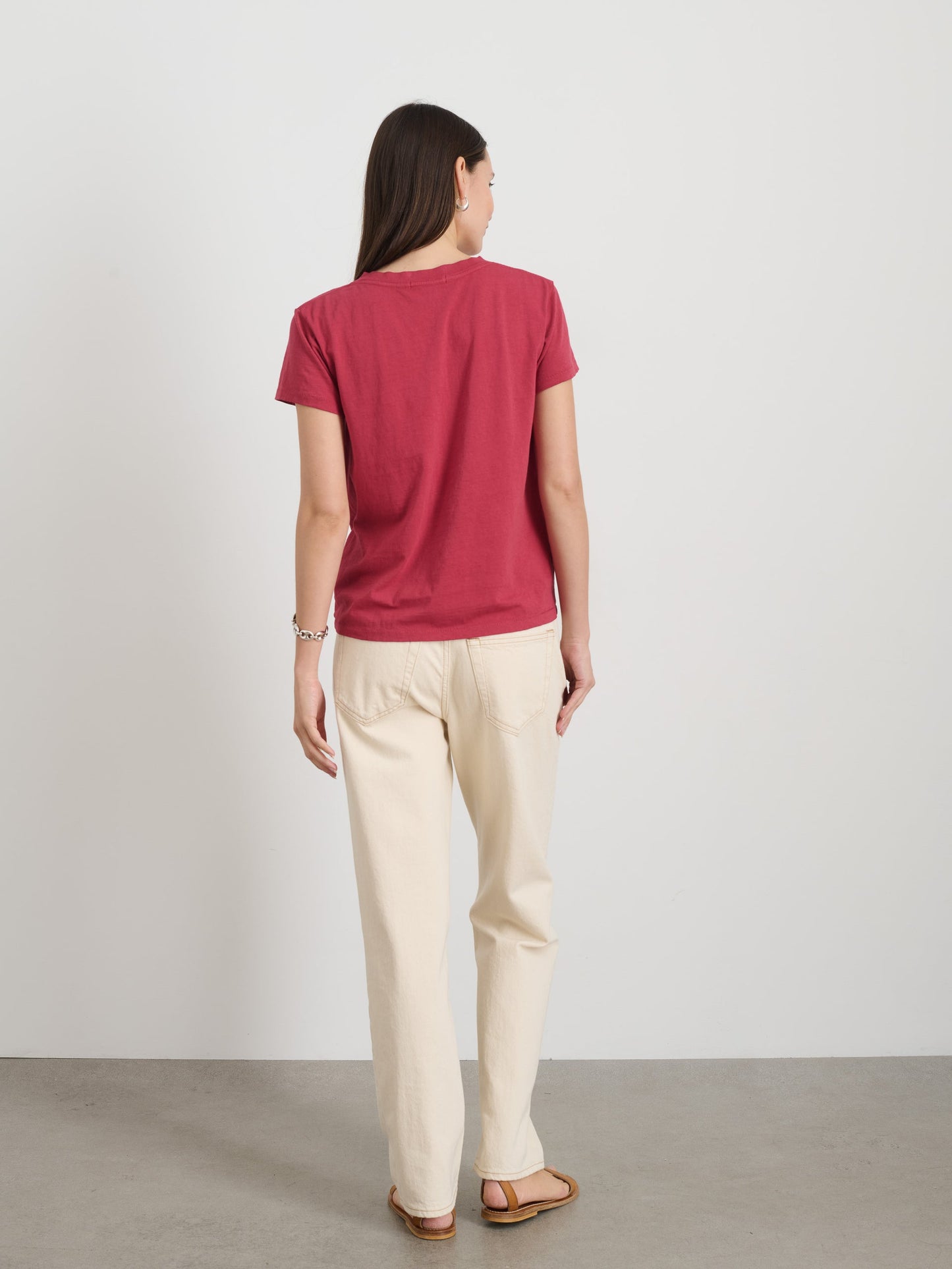 Alex Mill Elliott V Neck Tee in Cotton Cranberry