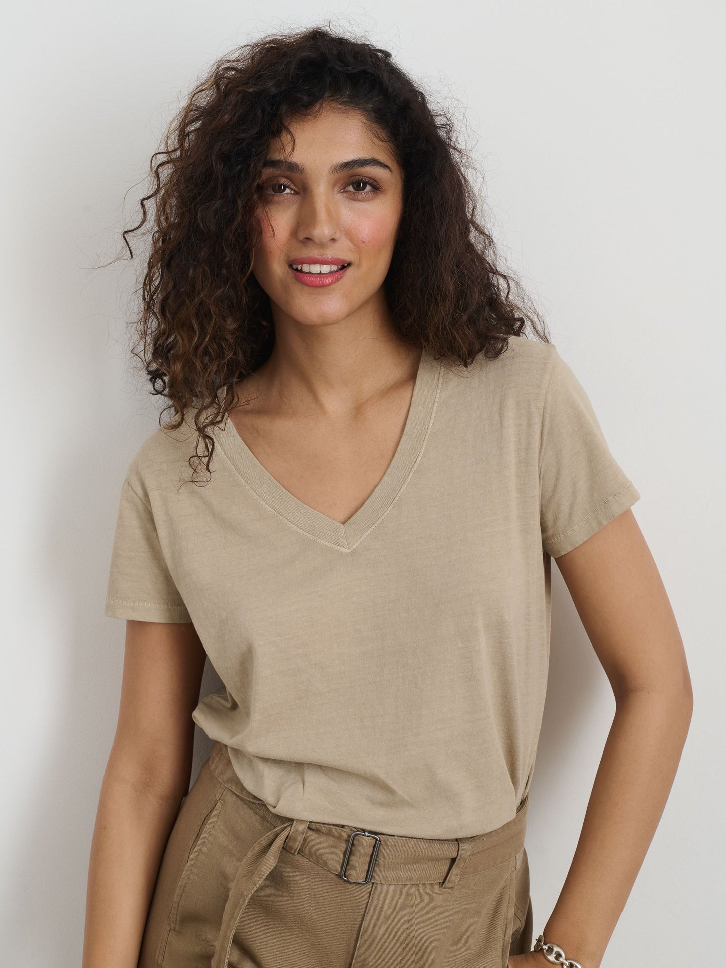 Alex Mill Elliott V Neck Tee in Cotton Field Khaki