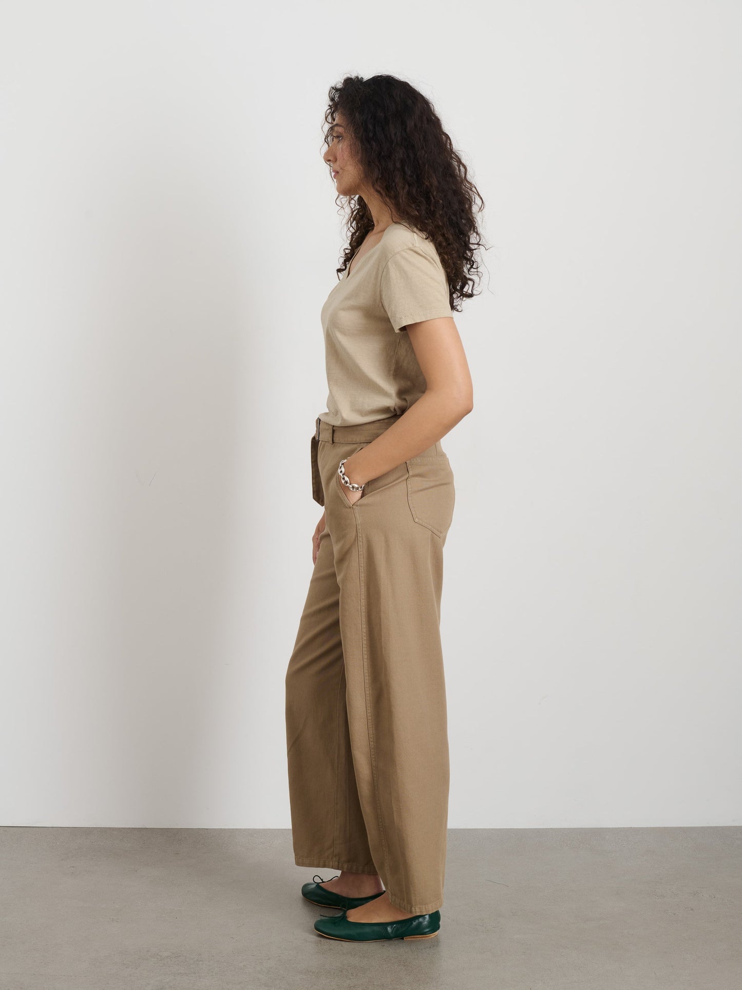 Alex Mill Elliott V Neck Tee in Cotton Field Khaki