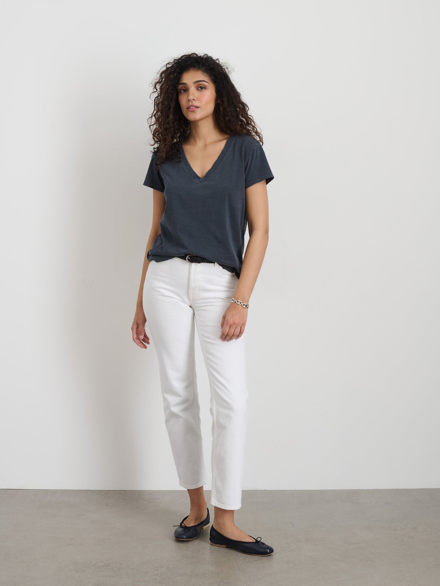 Alex Mill Elliott V Neck Tee in Cotton Washed Navy