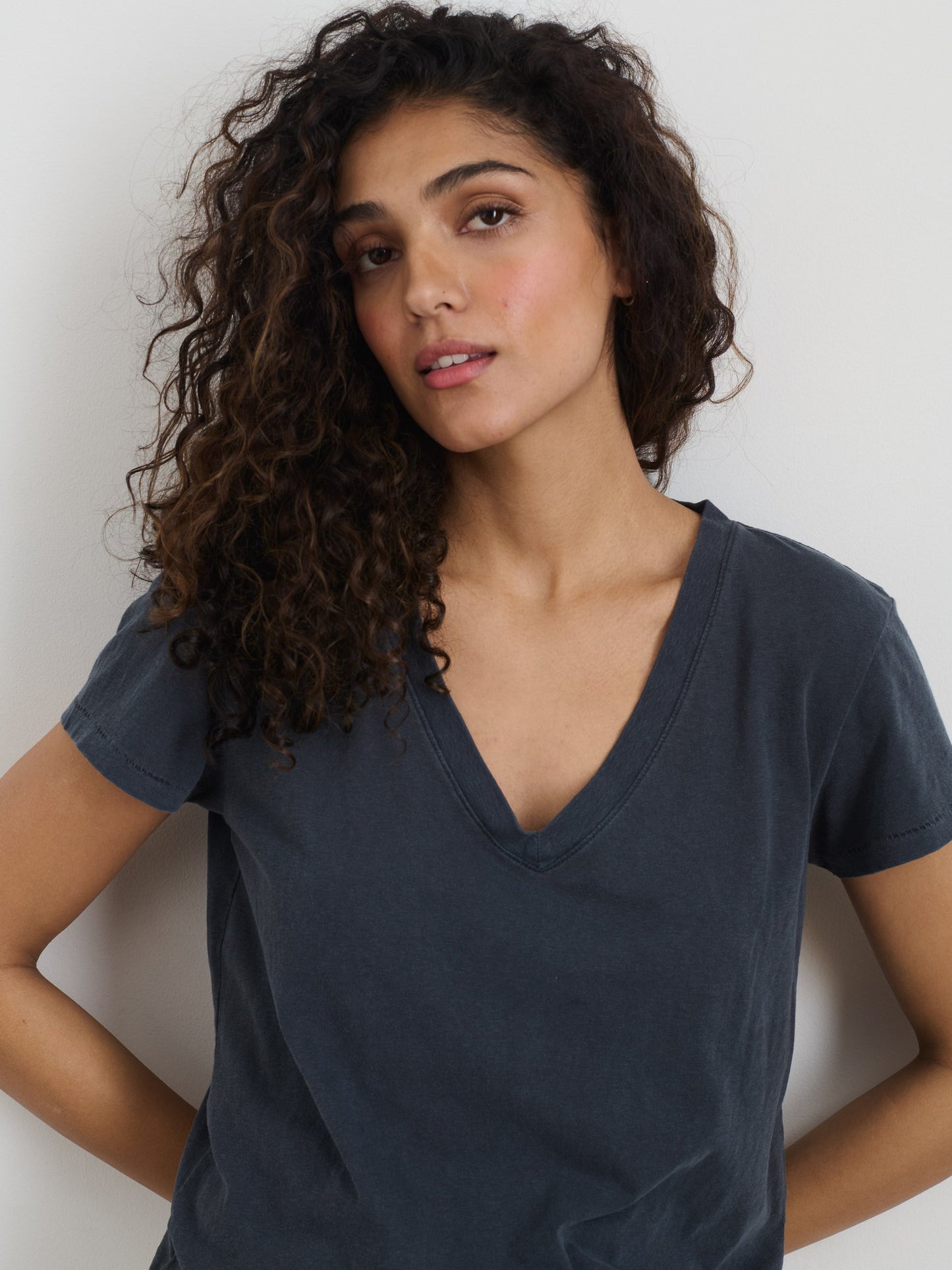Alex Mill Elliott V Neck Tee in Cotton Washed Navy