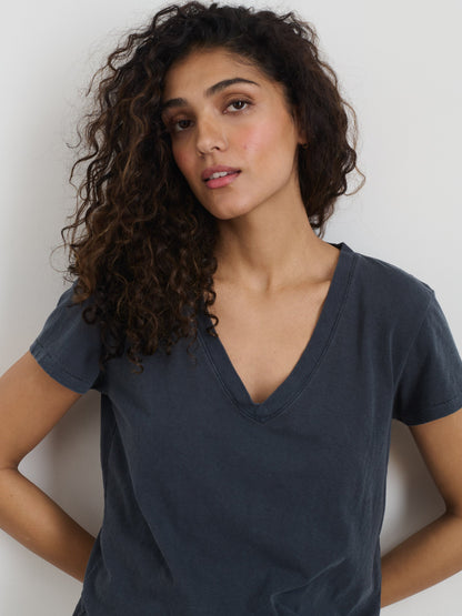Alex Mill Elliott V Neck Tee in Cotton Washed Navy