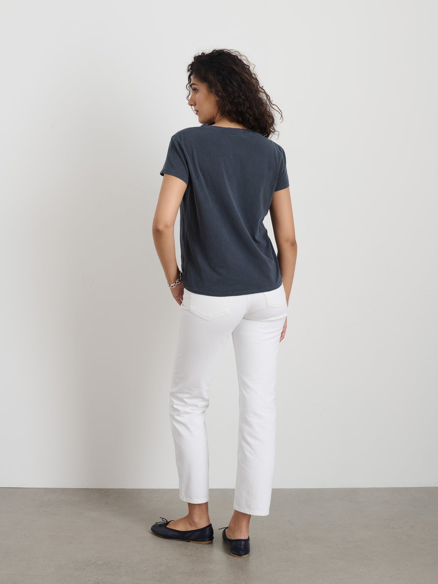 Alex Mill Elliott V Neck Tee in Cotton Washed Navy