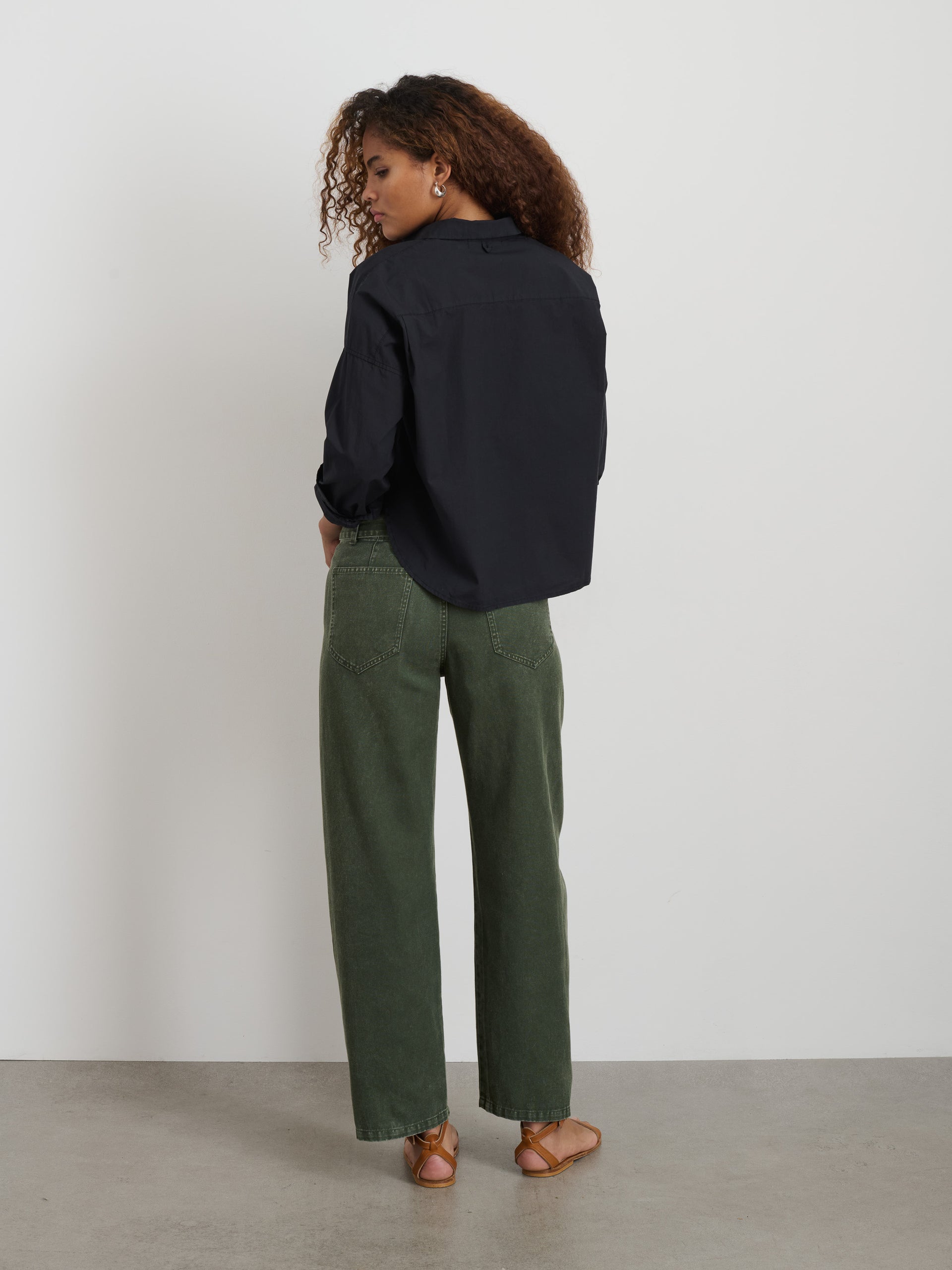 Alex Mill Cropped Jo Shirt in Cotton Poplin Black