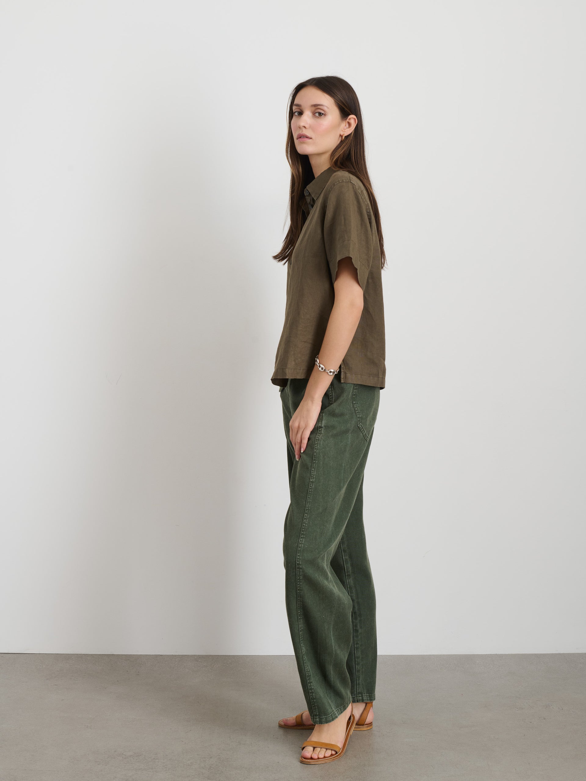 Alex Mill Maddie Shirt In Linen Deep Moss