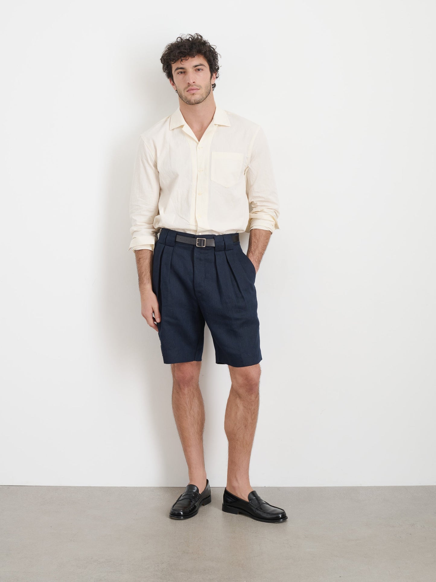 Alex Mill Daniel Pleated Shorts In Linen Herringbone Navy/Black