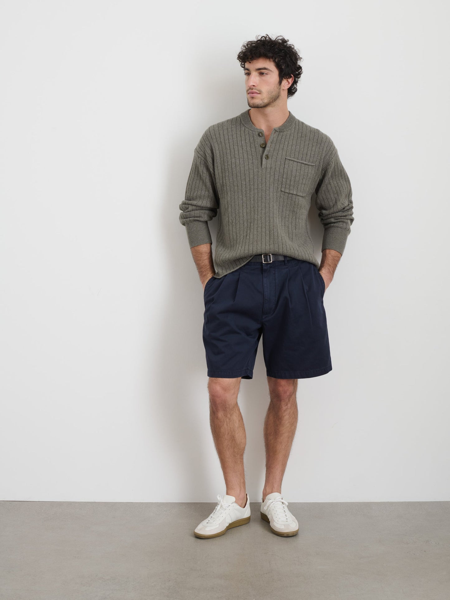 Alex Mill Standard Pleated Short In Chino Dark Navy