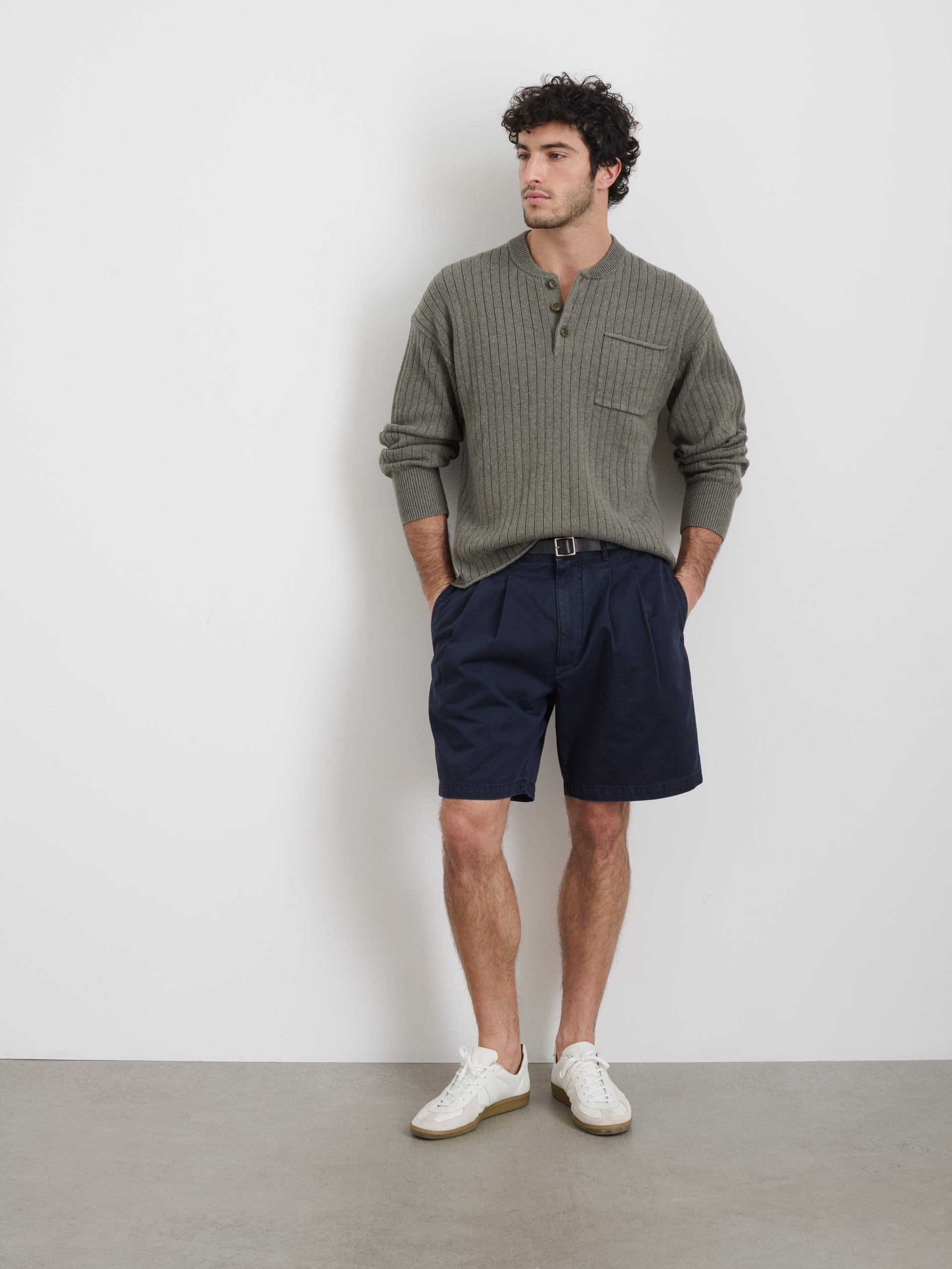 Alex Mill Standard Pleated Short In Chino Dark Navy