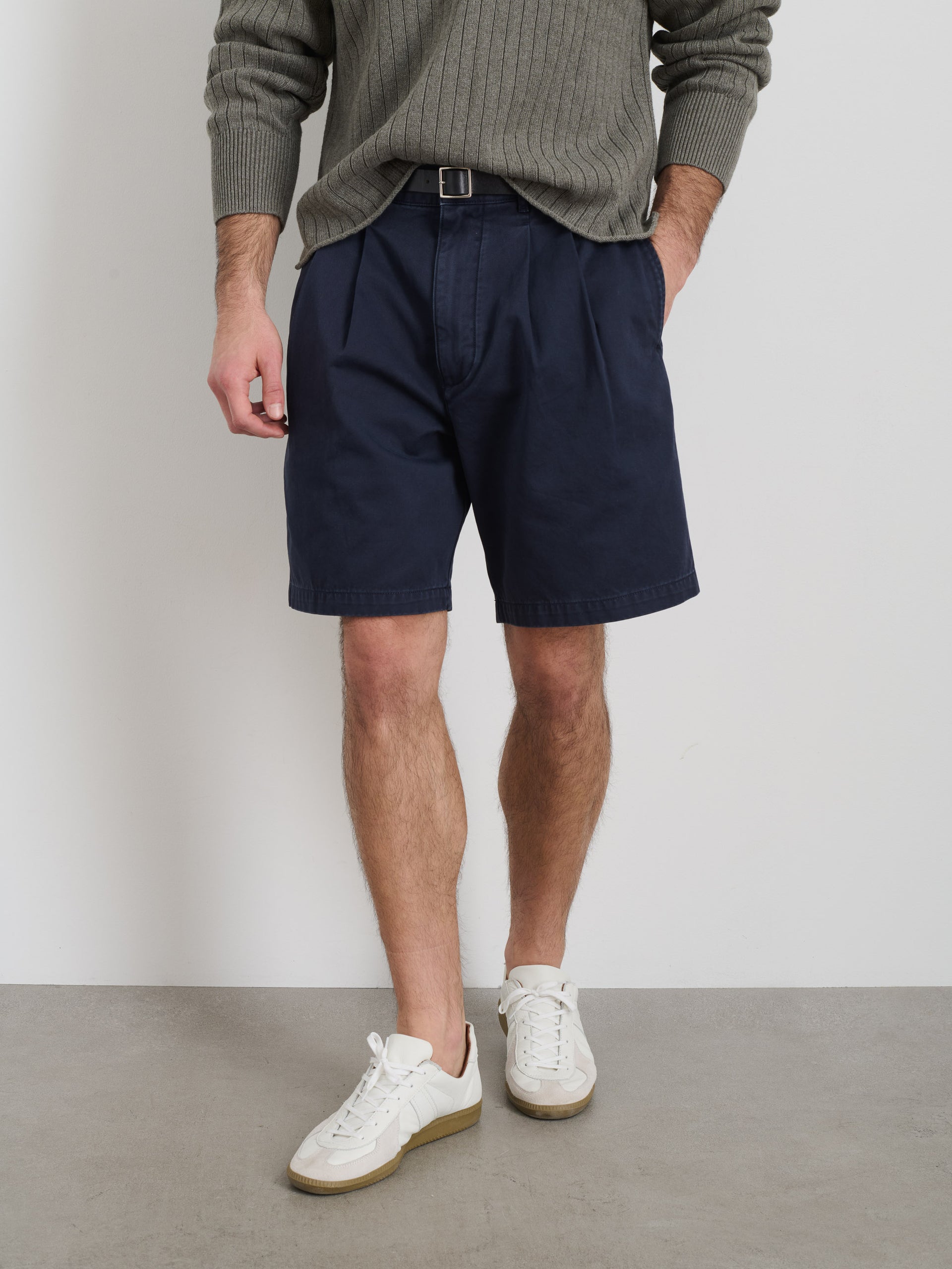 Alex Mill Standard Pleated Short In Chino Dark Navy