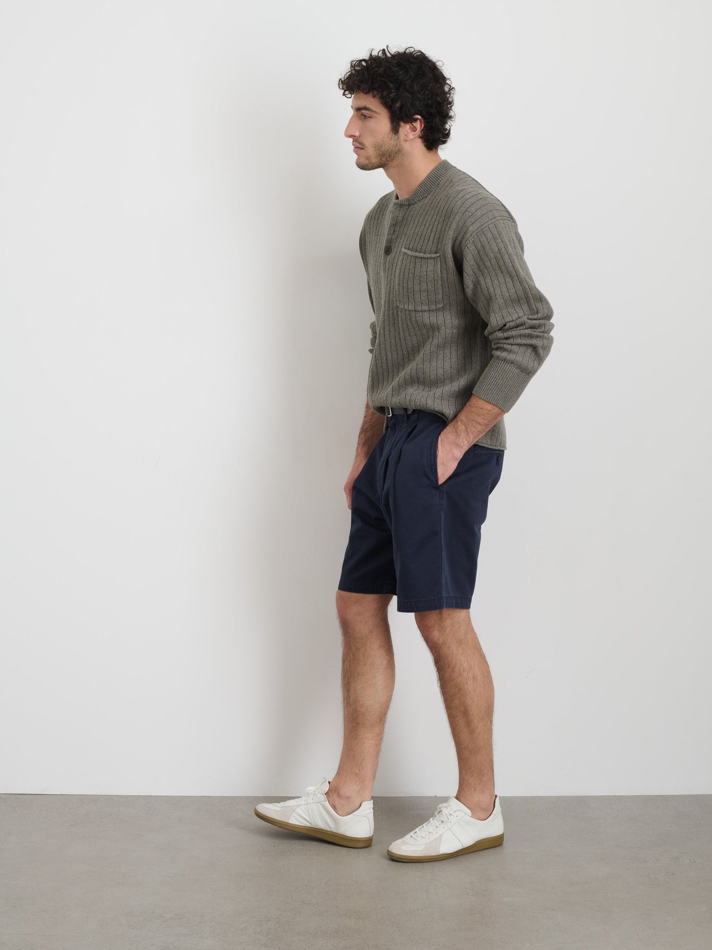 Alex Mill Standard Pleated Short In Chino Dark Navy