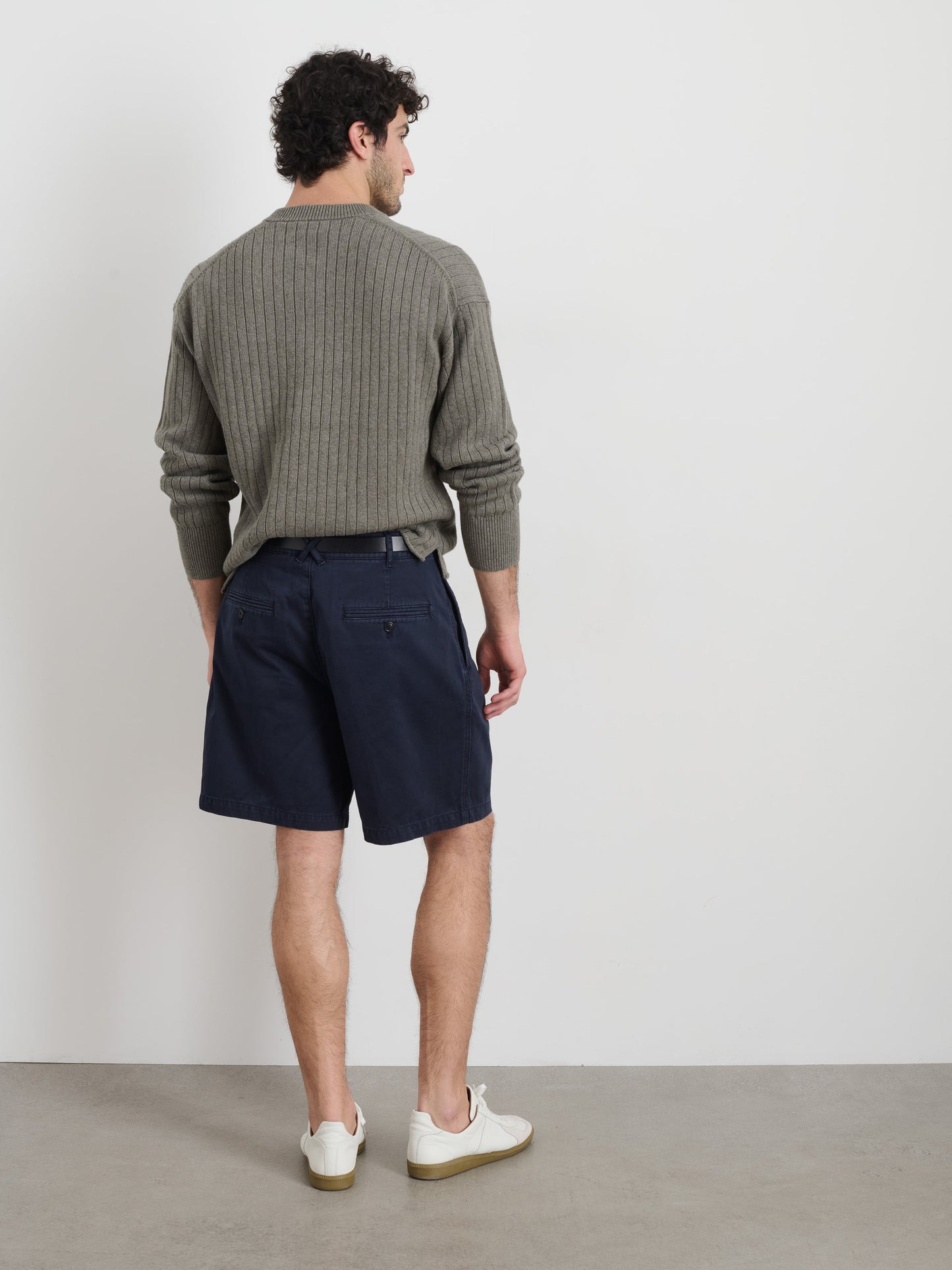 Alex Mill Standard Pleated Short In Chino Dark Navy