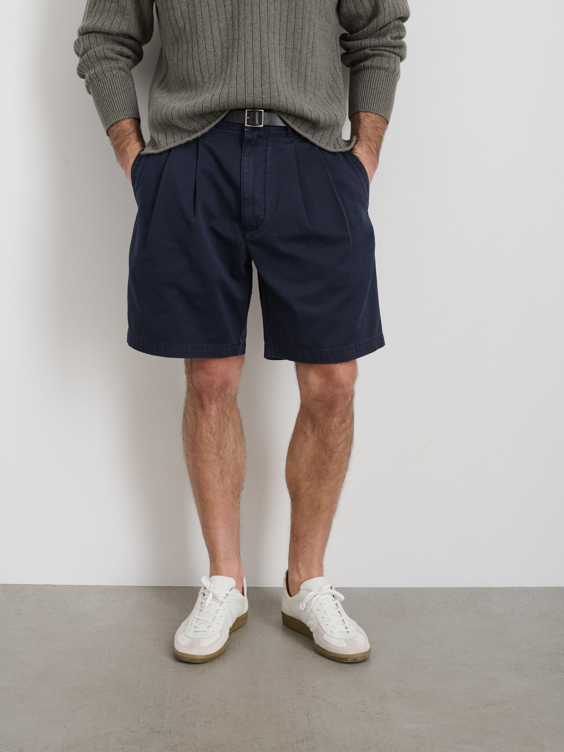 Alex Mill Standard Pleated Short In Chino Dark Navy