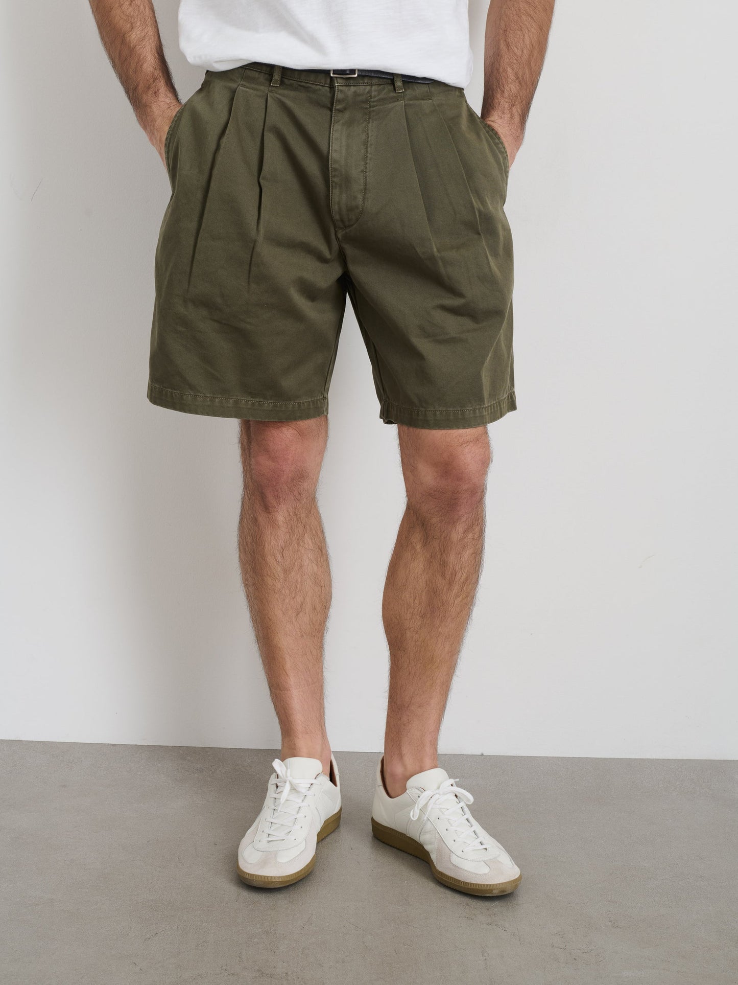 Alex Mill Standard Pleated Short In Chino Deep Moss