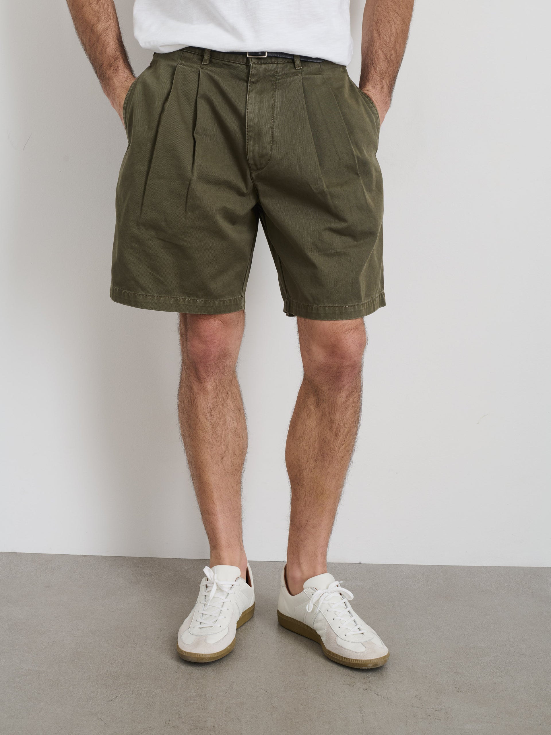 Alex Mill Standard Pleated Short In Chino Deep Moss
