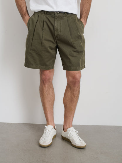 Alex Mill Standard Pleated Short In Chino Deep Moss