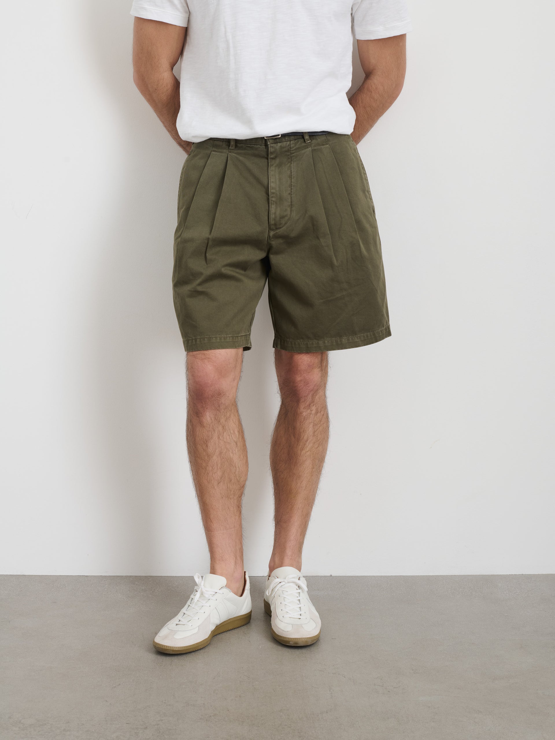 Alex Mill Standard Pleated Short In Chino Deep Moss