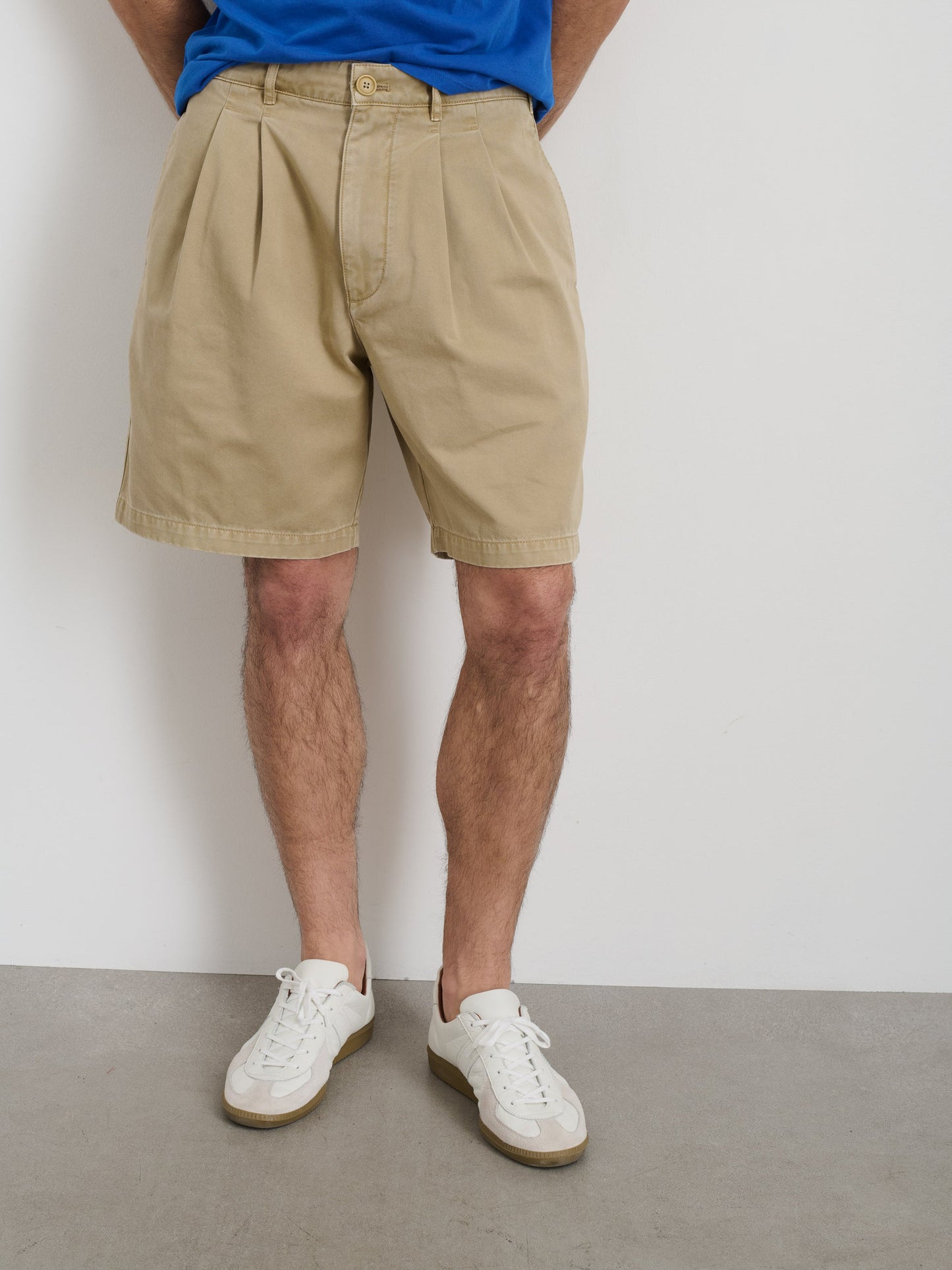 Alex Mill Standard Pleated Short In Chino Faded Khaki